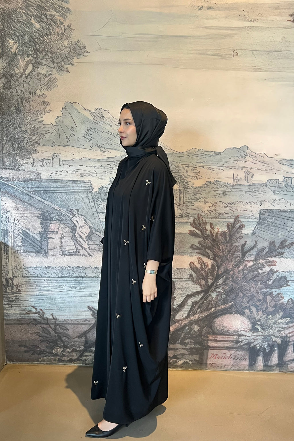Çiçek Nakışlı Yarasa Kol Abaya
