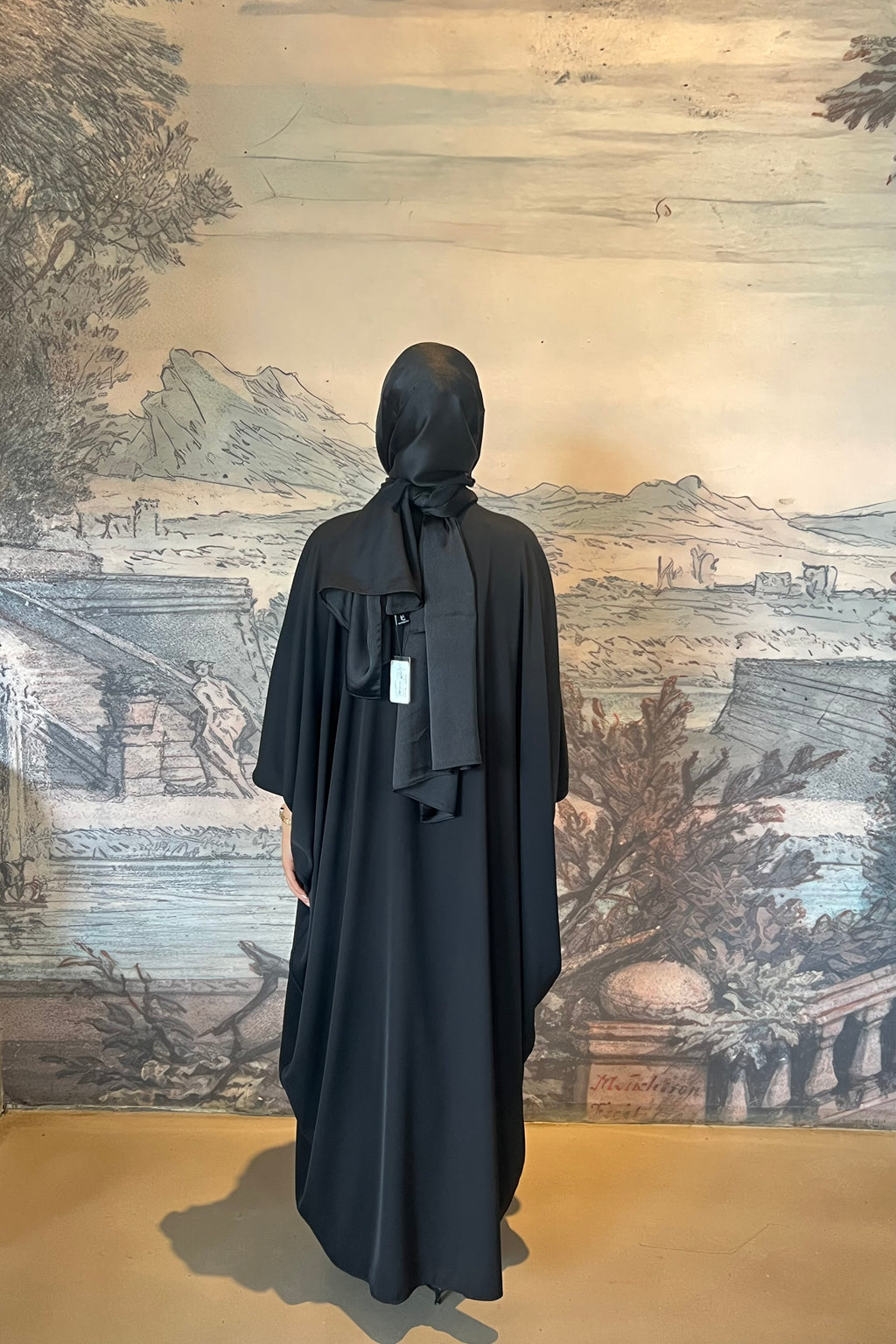 Çiçek Nakışlı Yarasa Kol Abaya
