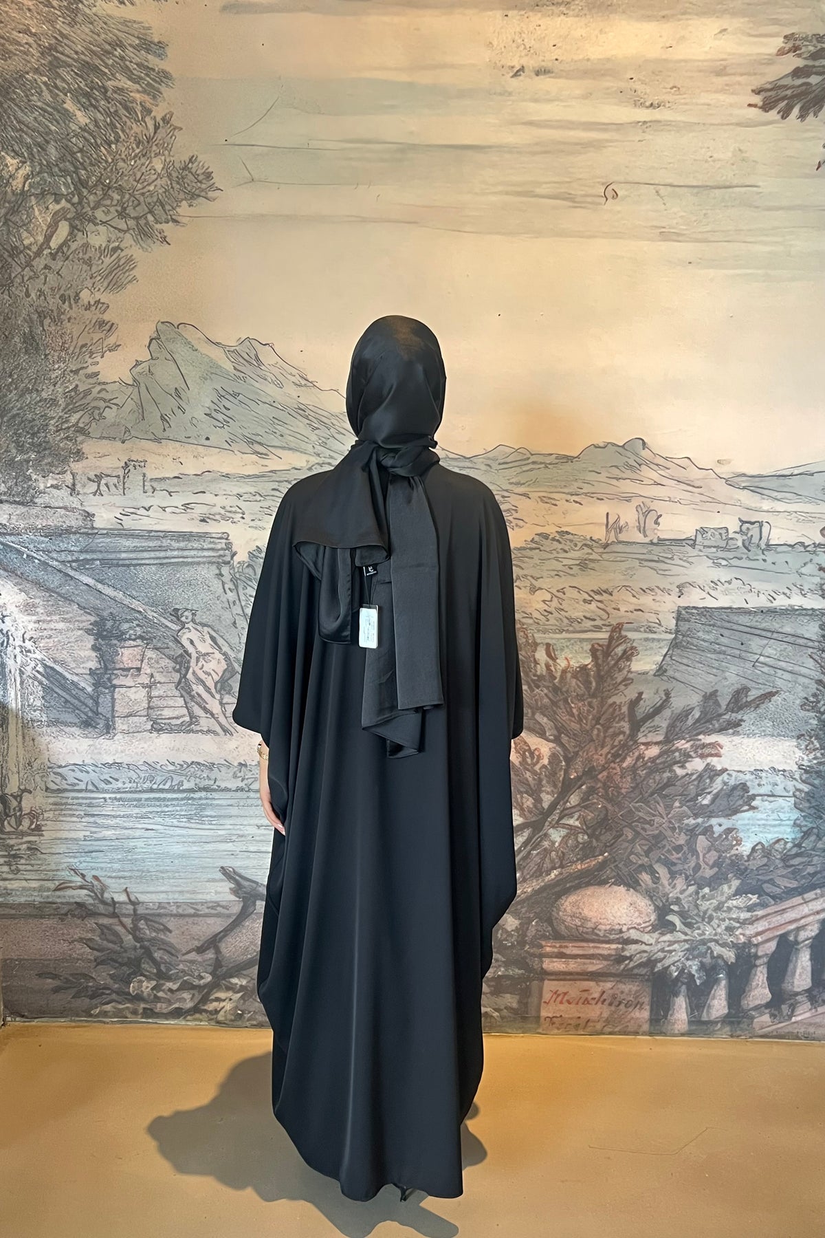Çiçek Nakışlı Yarasa Kol Abaya