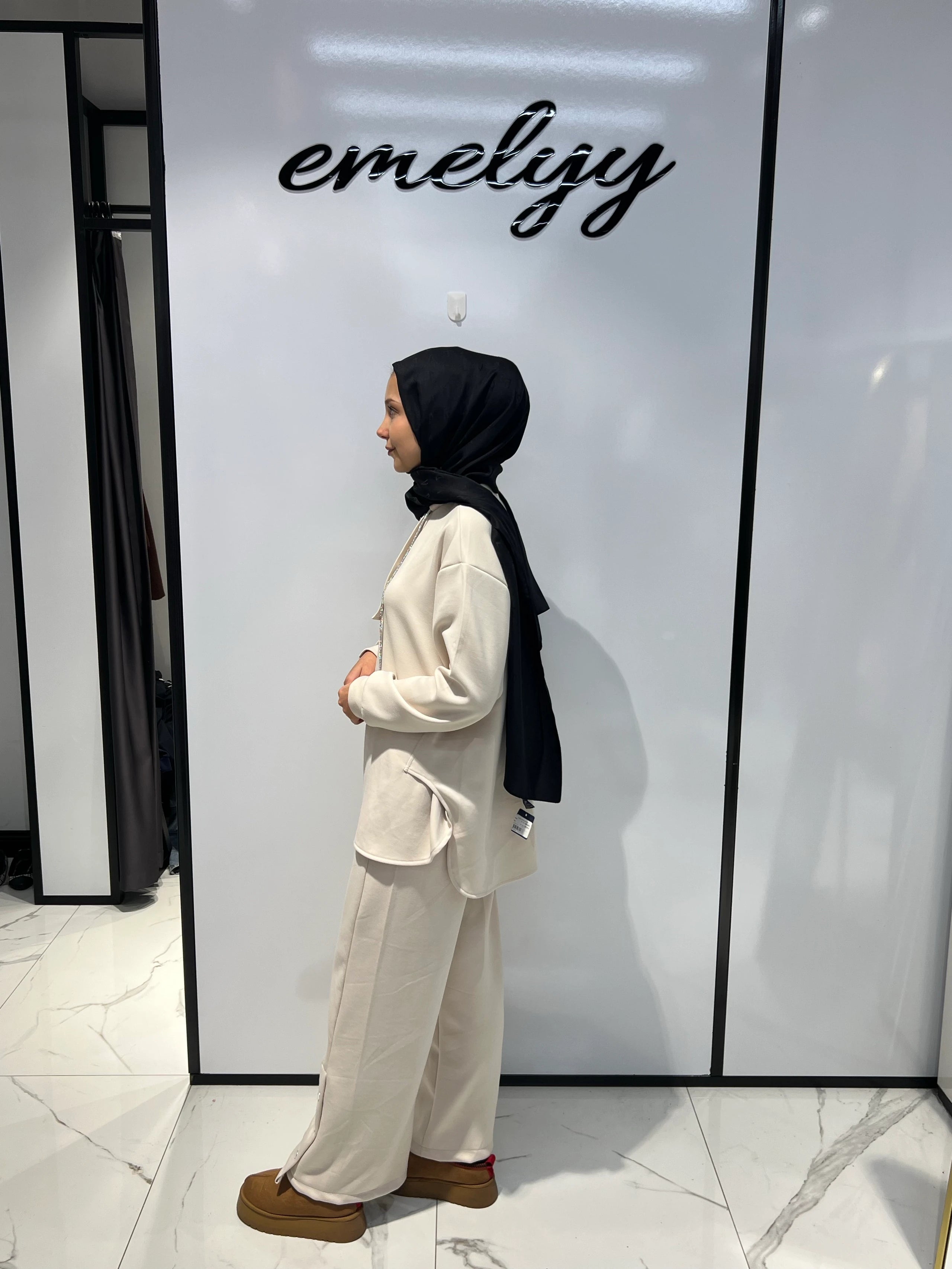 Yanı Yırtmaçlı Düğmeli Takım