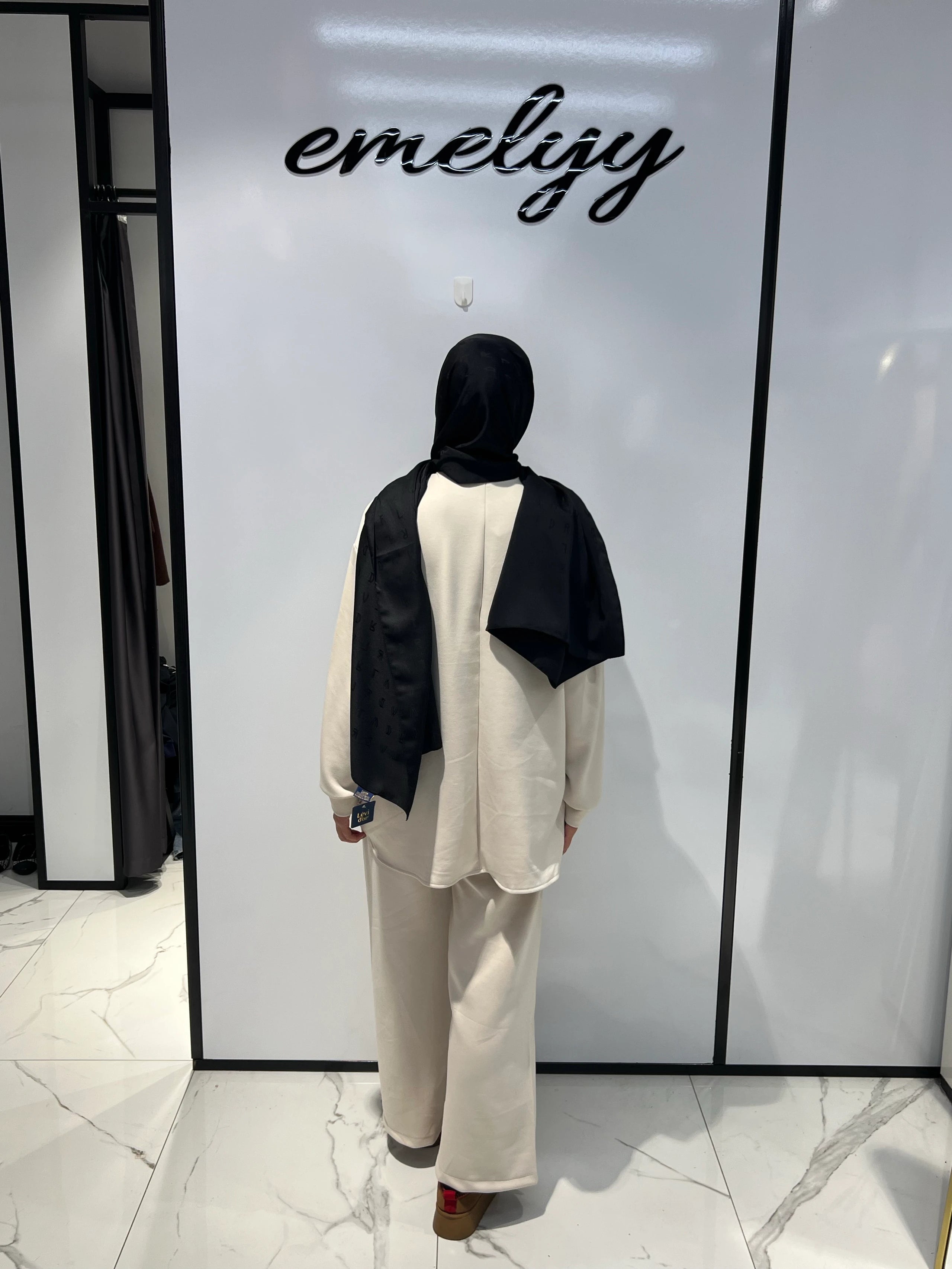 Yanı Yırtmaçlı Düğmeli Takım