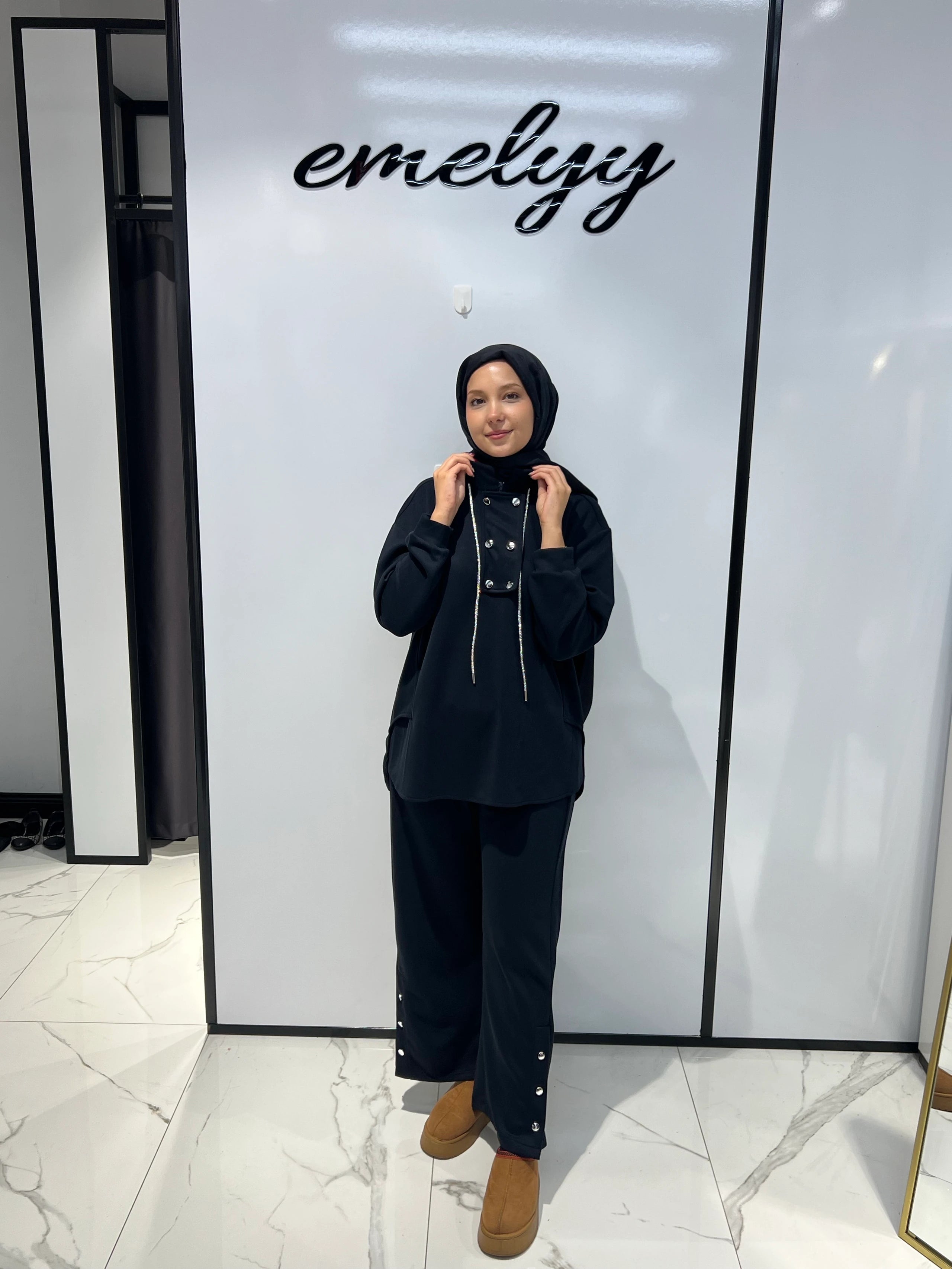 Yanı Yırtmaçlı Düğmeli Takım