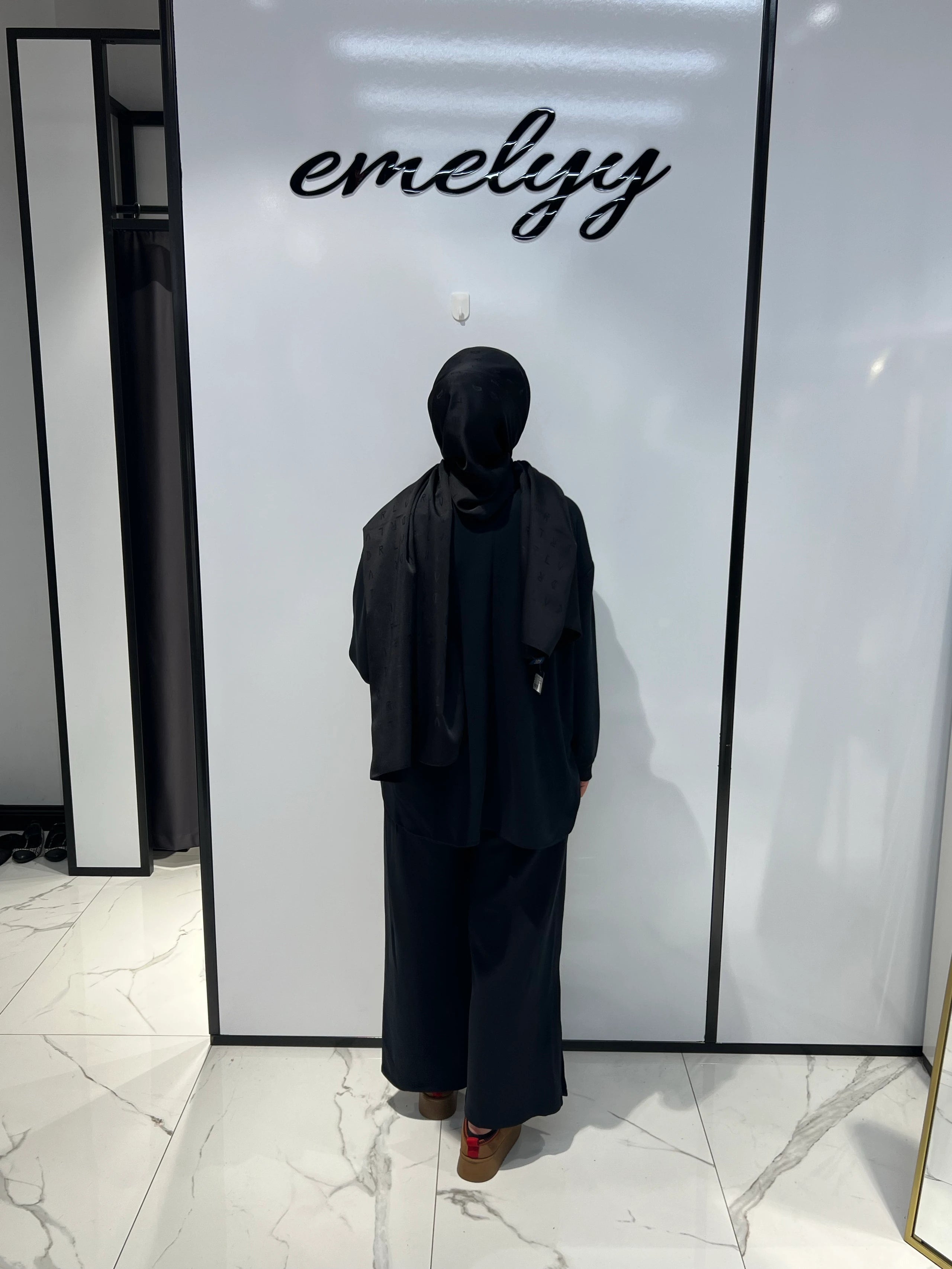 Yanı Yırtmaçlı Düğmeli Takım