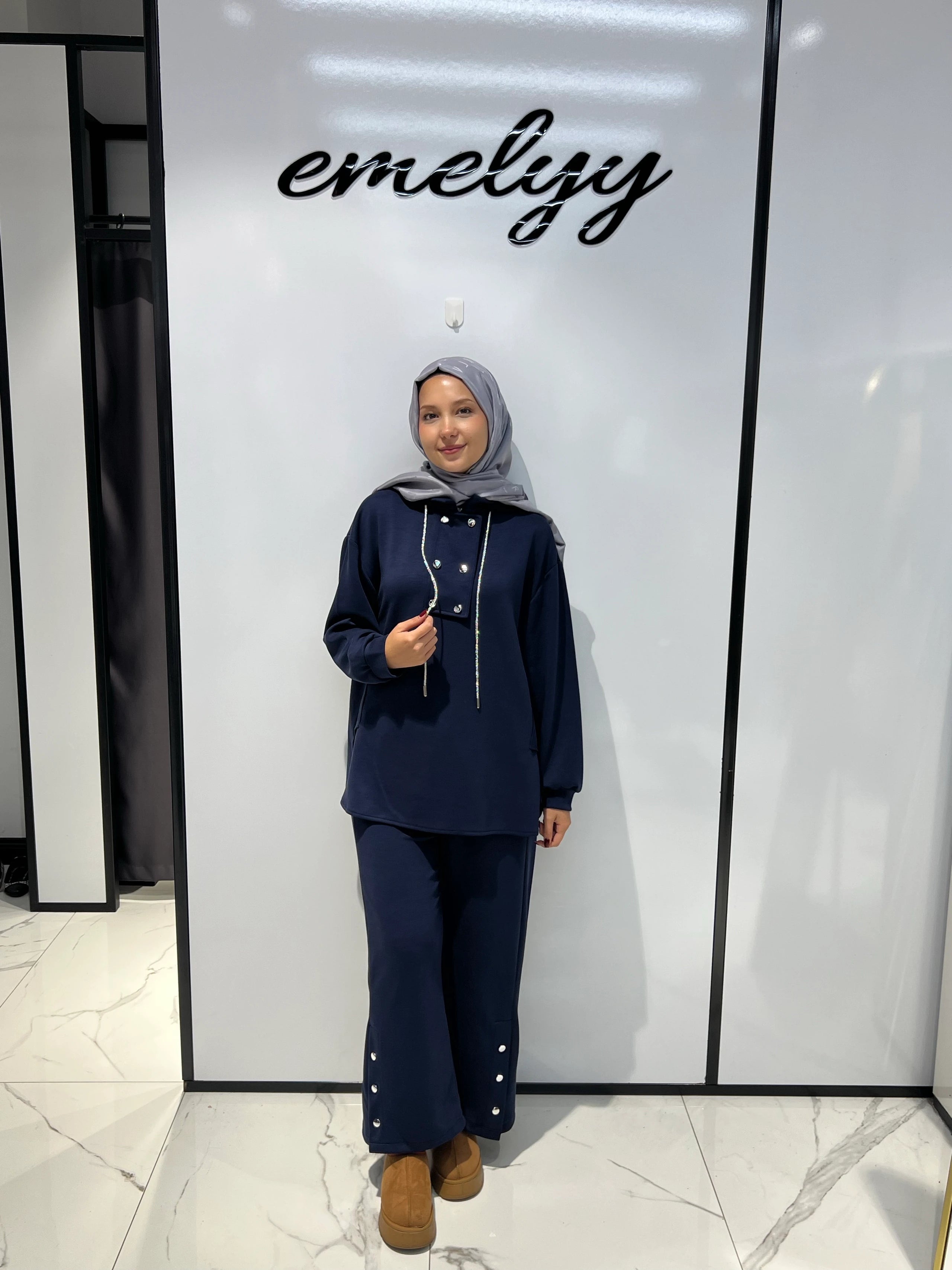 Yanı Yırtmaçlı Düğmeli Takım