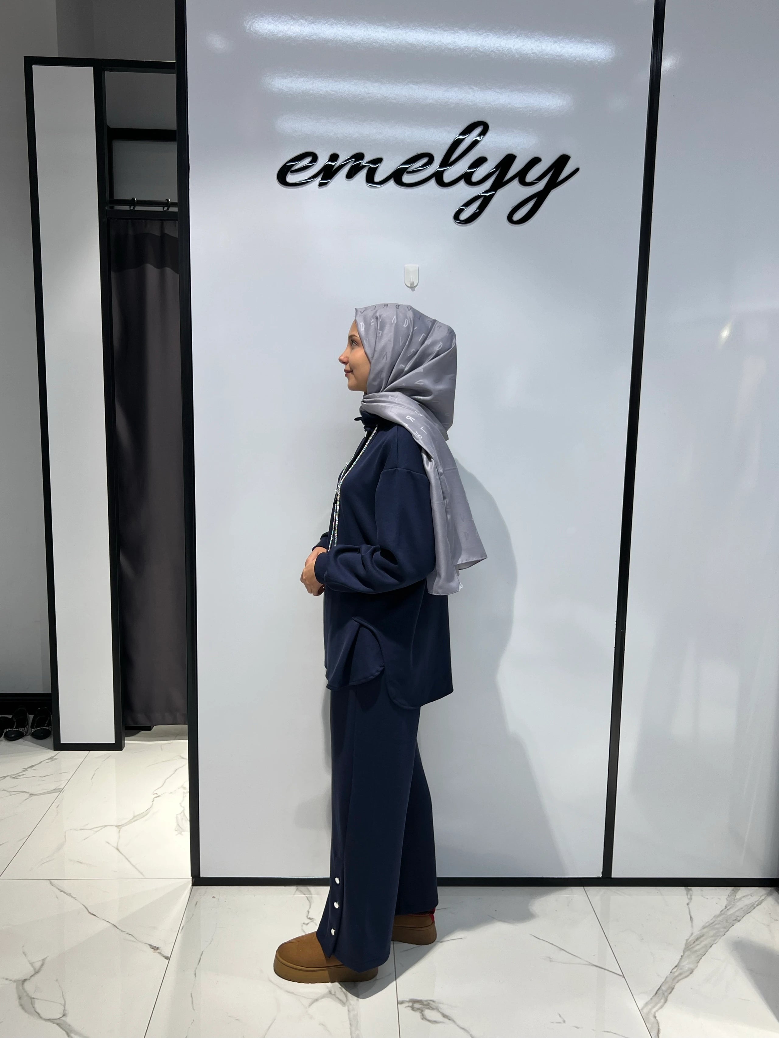 Yanı Yırtmaçlı Düğmeli Takım