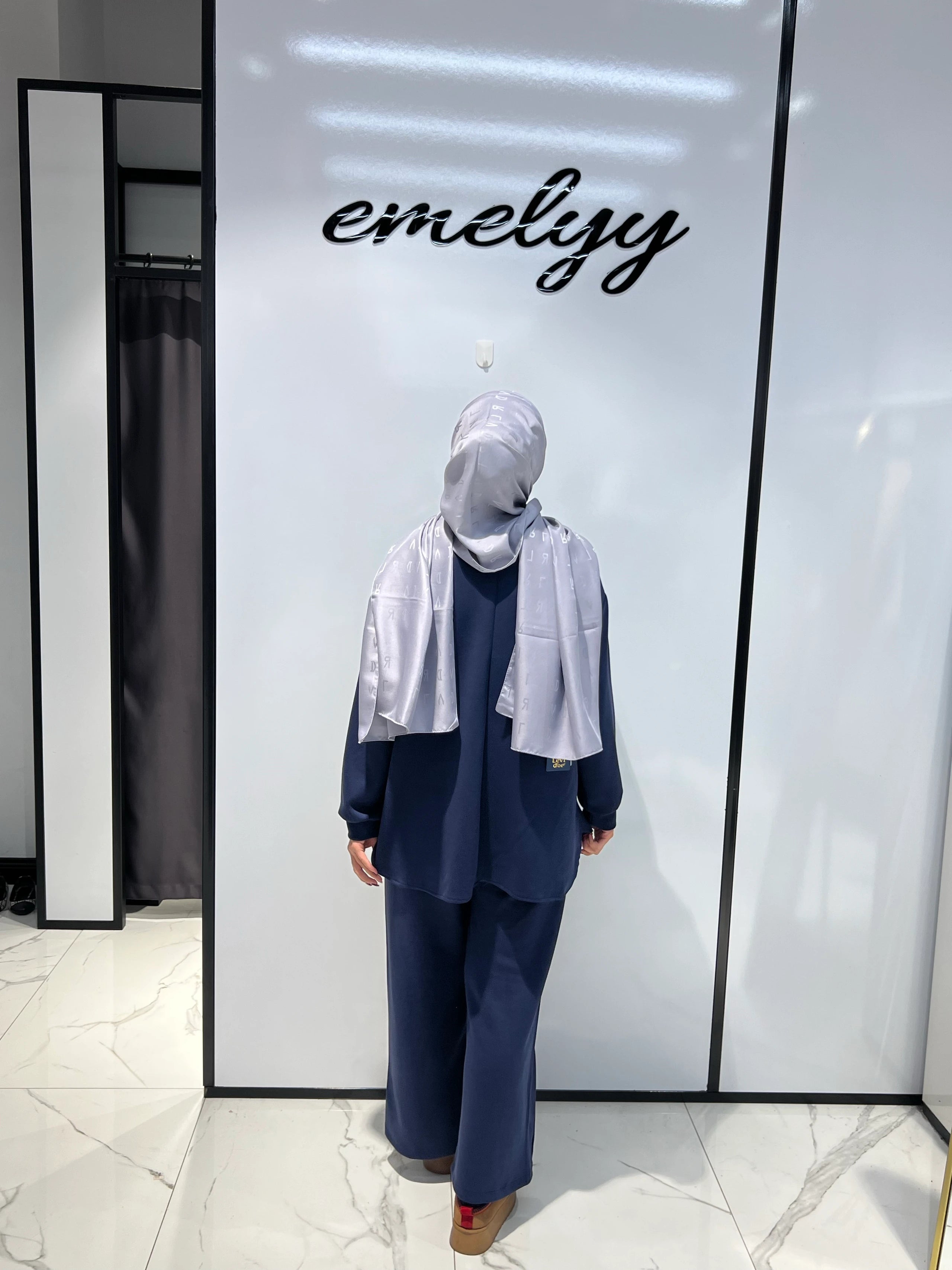 Yanı Yırtmaçlı Düğmeli Takım